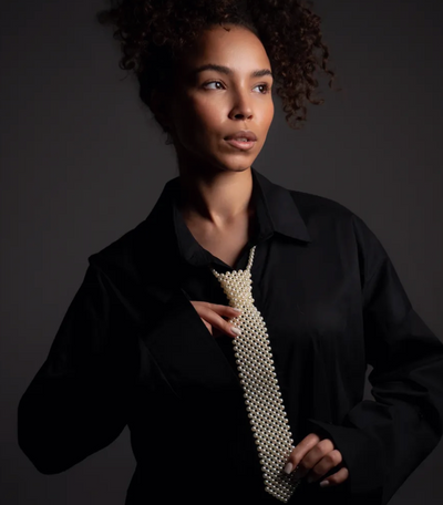 Cravate Perla – Quand l’Audace Rencontre la Féminité